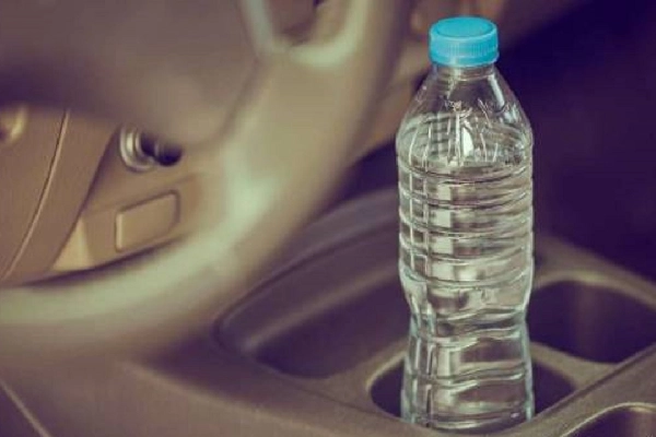 خطرات نگهداری بطری در ماشین